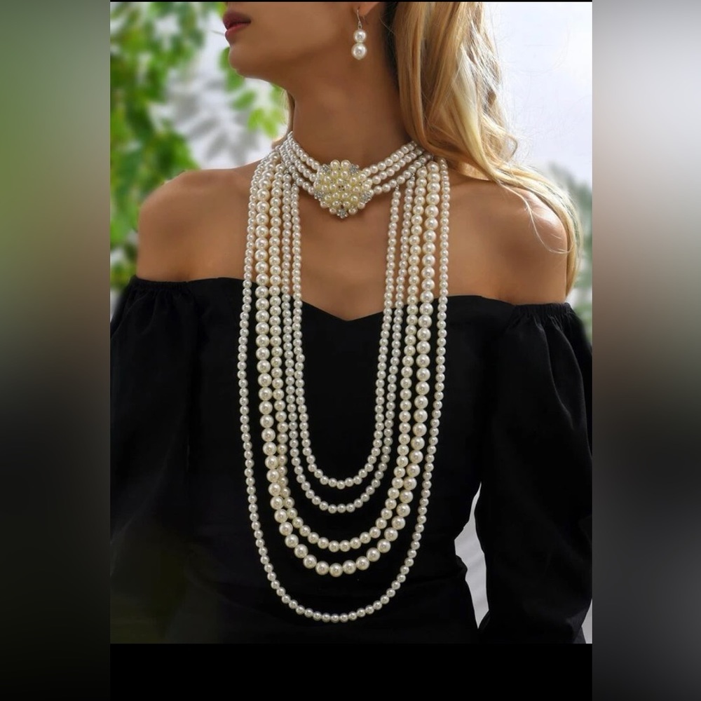 - Rhinestone necklace​